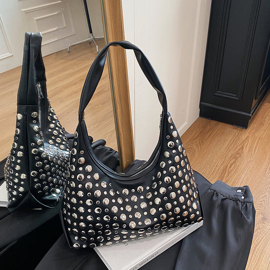 Damen Hobo-Tasche aus hochwertigem Kunstleder mit stilvollen Nietenakzenten Nord Taschen