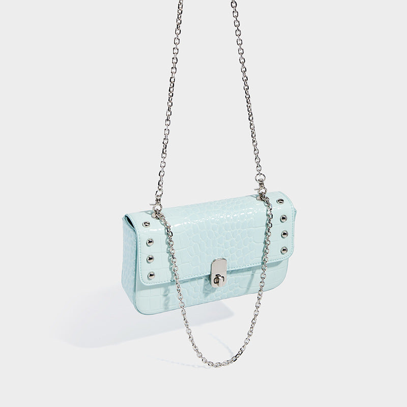 Damen Clutch mit eleganter Kroko-Optik und modischen Metallakzenten Nord Taschen