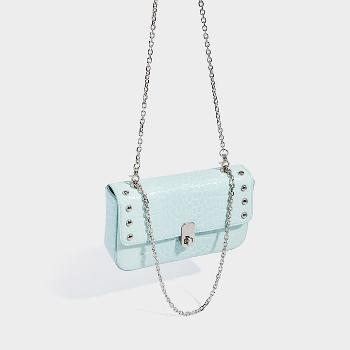 Damen Clutch mit eleganter Kroko-Optik und modischen Metallakzenten Nord Taschen