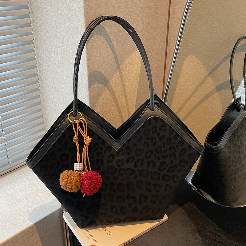 Damen Hobo-Tasche mit strukturiertem Design und eleganten Doppelgriffen Nord Taschen