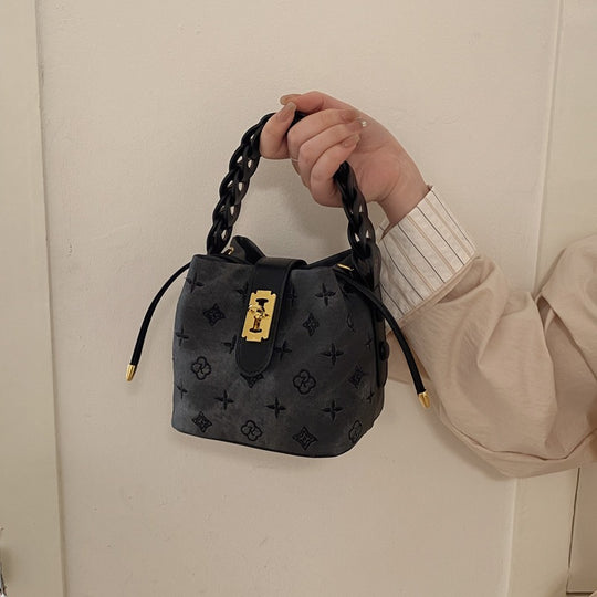 Damen Hobo-Tasche aus hochwertigem Kunstleder mit auffälligem Kettenakzent Nord Taschen