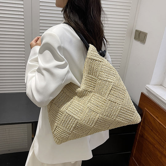 Damen Beuteltasche aus geflochtenem Materialien mit minimalistischen Akzenten Nord Taschen