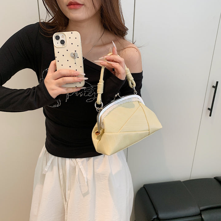 Damen elegante Umhängetasche mit stylischem Klappverschluss Nord Taschen