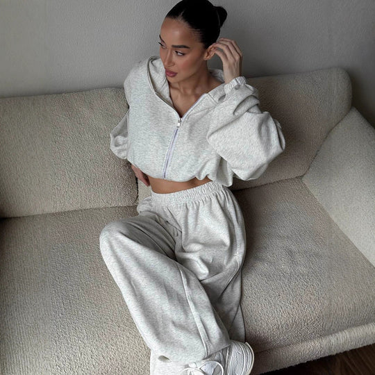 Damen cropped Kapuzen-Zipjacke mit Ballonärmeln und hochgeschnittener weiter Sweatpants-Set Nord Taschen