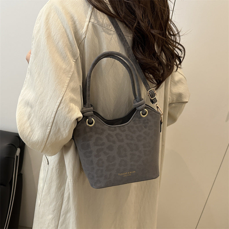 Damen Hobo-Handtasche mit elegantem Leopardenmuster und modischen Details Nord Taschen