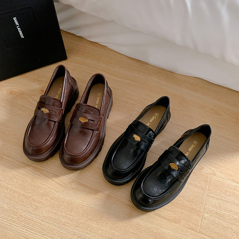 Damen Chunky Pennyloafer mit profilierter Plateau‑Lug‑Sohle und goldener Zierapplikation Nord Taschen