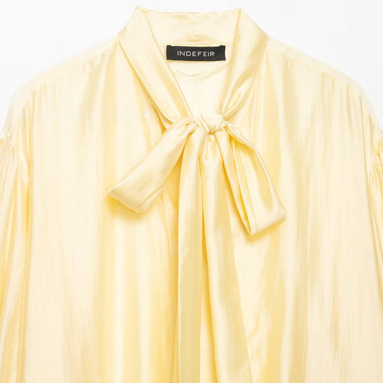 Damen Seidige Bluse mit Schleifenkragen und Ballonärmeln Nord Taschen