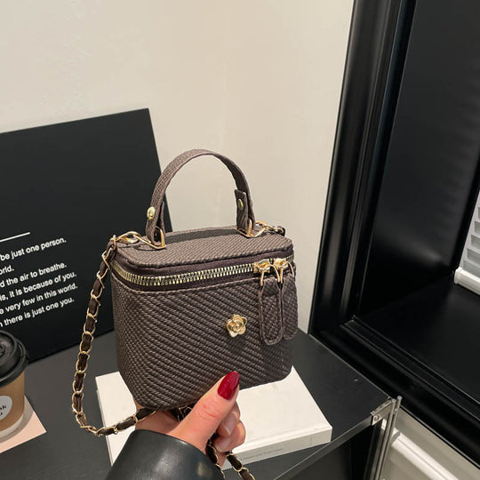 Damen charmante Handtasche im strukturierten Design mit hochwertigem Kettenriemen Nord Taschen