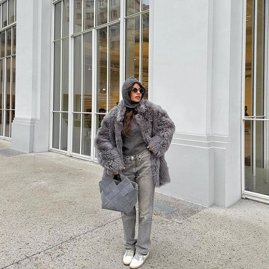 Damen Kurzer Oversize Webpelz‑Mantel mit voluminöser Lockenstruktur und Knopfverschluss Nord Taschen