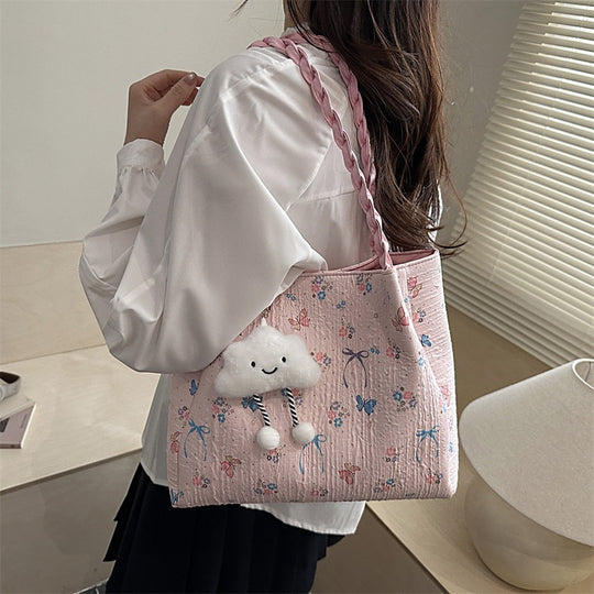 Damen modische Handtasche mit blumigem Design und verspieltem Anhänger Nord Taschen