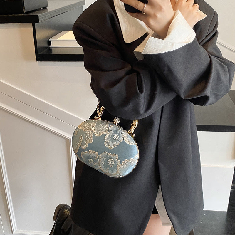 Damen Clutch mit floralem Muster und goldenen Akzenten Nord Taschen