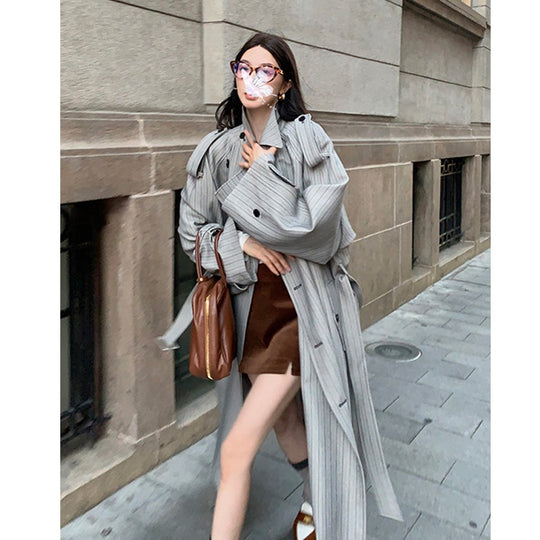Damen Langer Nadelstreifen-Trenchcoat mit Bindegürtel Schulterpatten und ausgestelltem Saum Nord Taschen