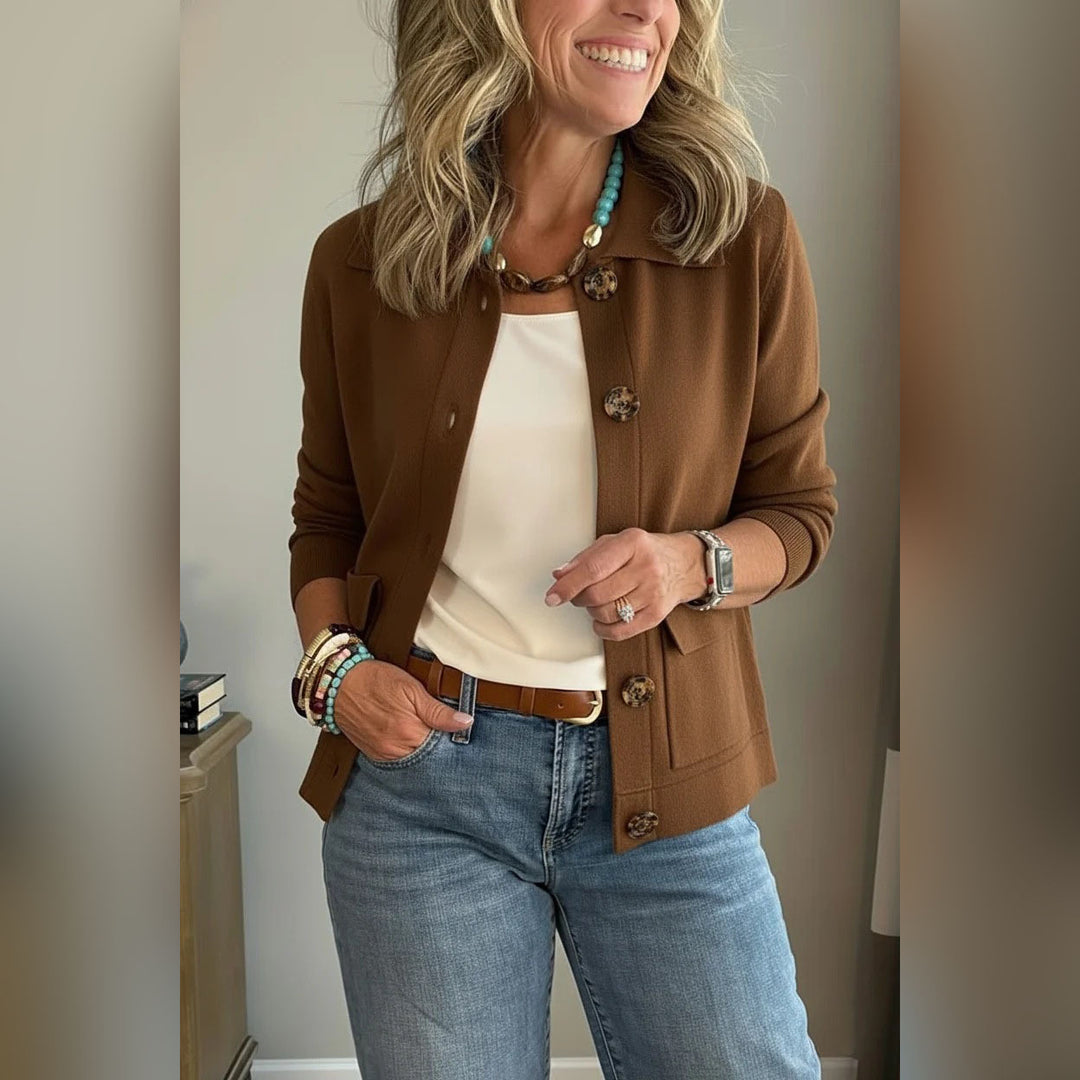 Damen Kurzstrickjacke mit Hemdkragen, aufgesetzten Taschen und Hornknöpfen Nord Taschen