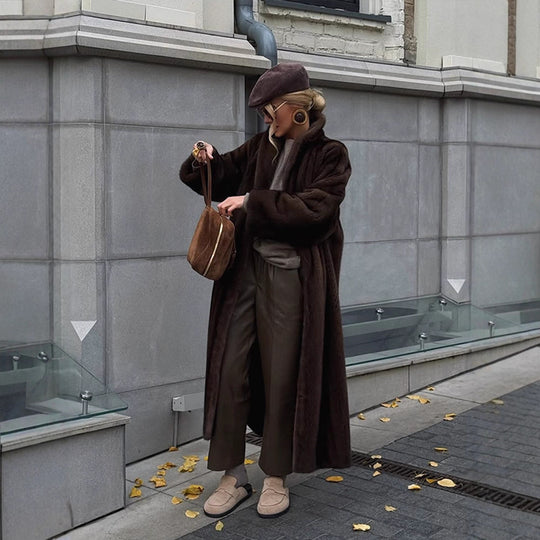 Damen Langer Kunstfellmantel mit Stehkragen und Oversize-Passform Nord Taschen