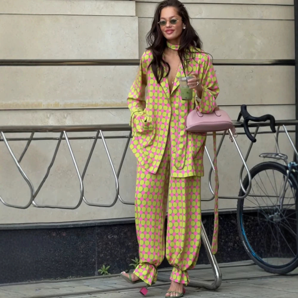 Damen Zweiteiliges Seidenoptik-Anzugset mit Oversize-Blazer, weitem Bundfaltenhose & passendem Schlauchschal Nord Taschen