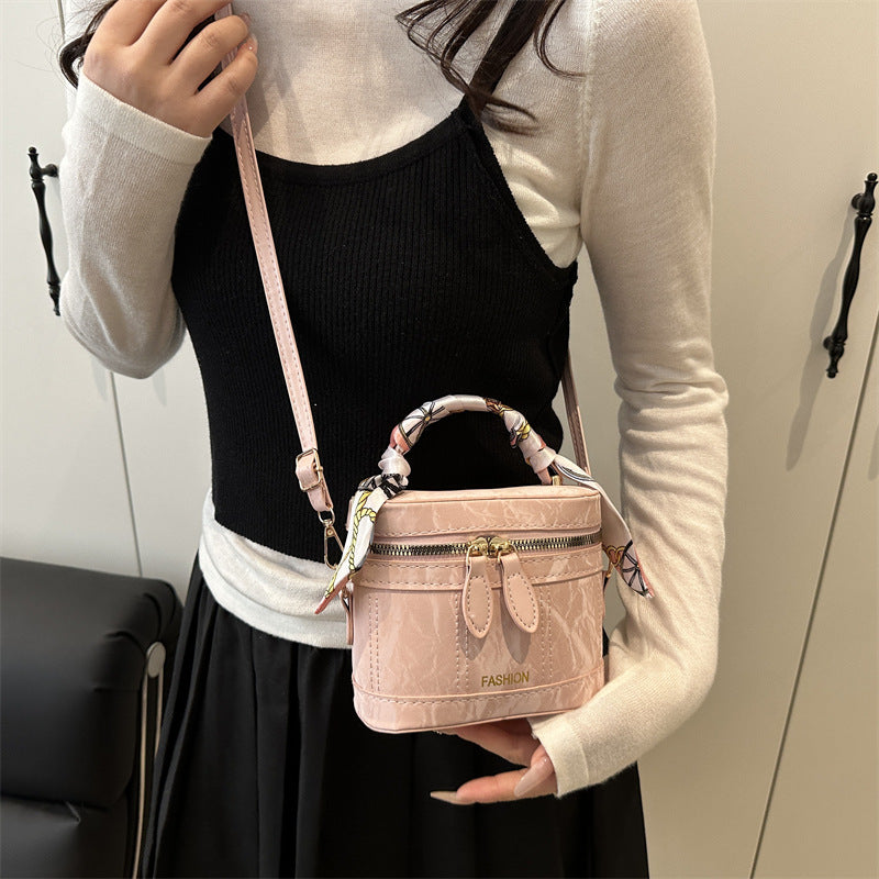 Damen Handtasche mit modischem Halstuch und charmantem Anhänger Nord Taschen
