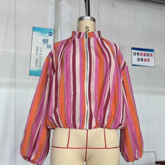 Damen Gestreifte Cropped Blousonjacke mit Stehkragen, Reißverschluss und Ballonärmeln Nord Taschen