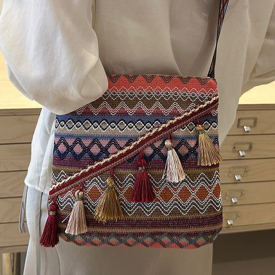 Damen Umhängetasche mit buntem geometrischem Muster und dekorativen Quasten Nord Taschen