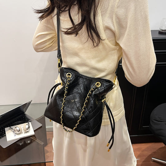 Damen Hobo-Tasche mit elegantem Kettenakzent und strukturierter Oberfläche Nord Taschen