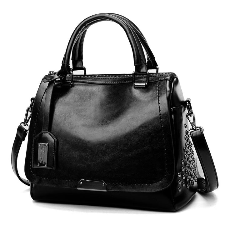 Damen Handtasche mit modischen Nieten und praktischem Schultergurt Nord Taschen