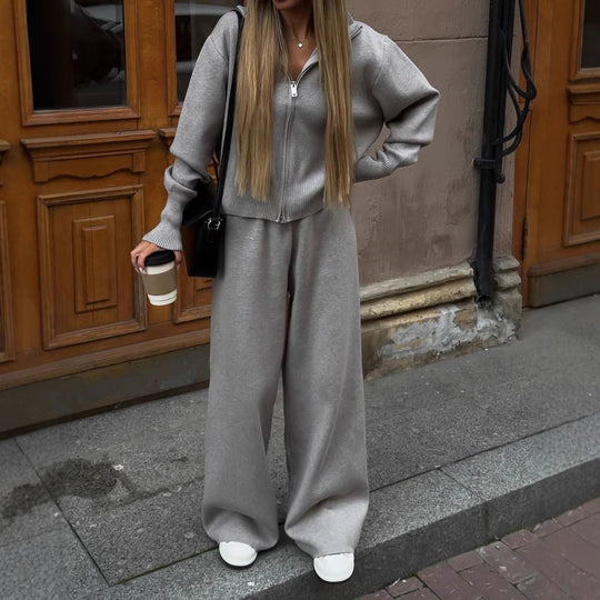 Damen Feinstrick-Zweiteiler mit taillierter Zip-Kapuzenjacke und weiten High‑Waist Kordelhose Nord Taschen