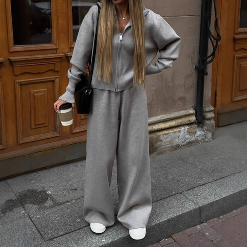 Damen Feinstrick-Zweiteiler mit taillierter Zip-Kapuzenjacke und weiten High‑Waist Kordelhose Nord Taschen