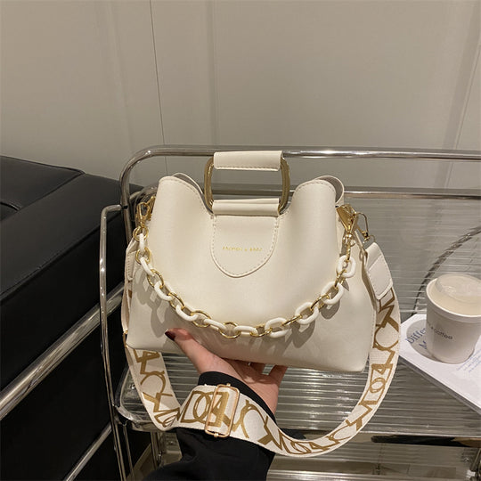 Damen stylische Handtasche mit Kettenakzenten Nord Taschen