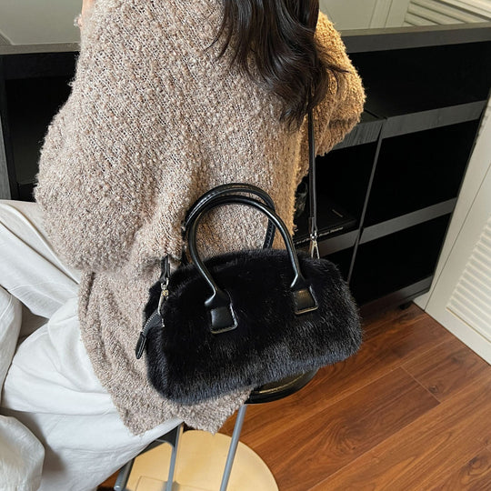Damenhandtasche aus weichem Kunstfell mit abnehmbarem Schulterriemen Nord Taschen