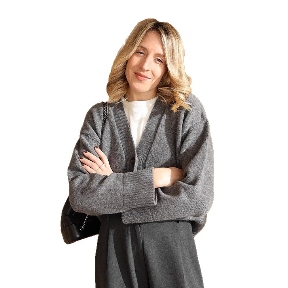 Damen Boxy Strickjacke mit V-Ausschnitt, aufgesetzten Taschen und Hornknöpfen Nord Taschen