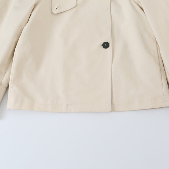 Damen Kurz geschnittene Trenchjacke mit asymmetrischer Knopfleiste und Hemdkragen Nord Taschen