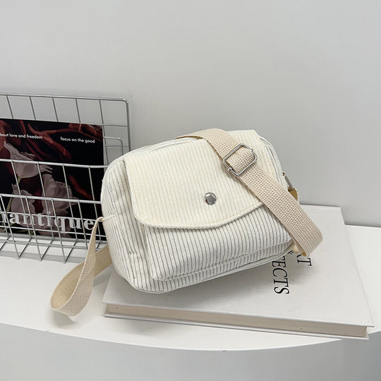 Damen Umhängetasche mit strukturierter Cord-Oberfläche und praktischem Klappenverschluss Nord Taschen