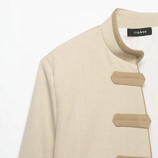 Damen Kurze Jacke im militärisch inspirierten Stil mit Stehkragen und Zierriemen Nord Taschen
