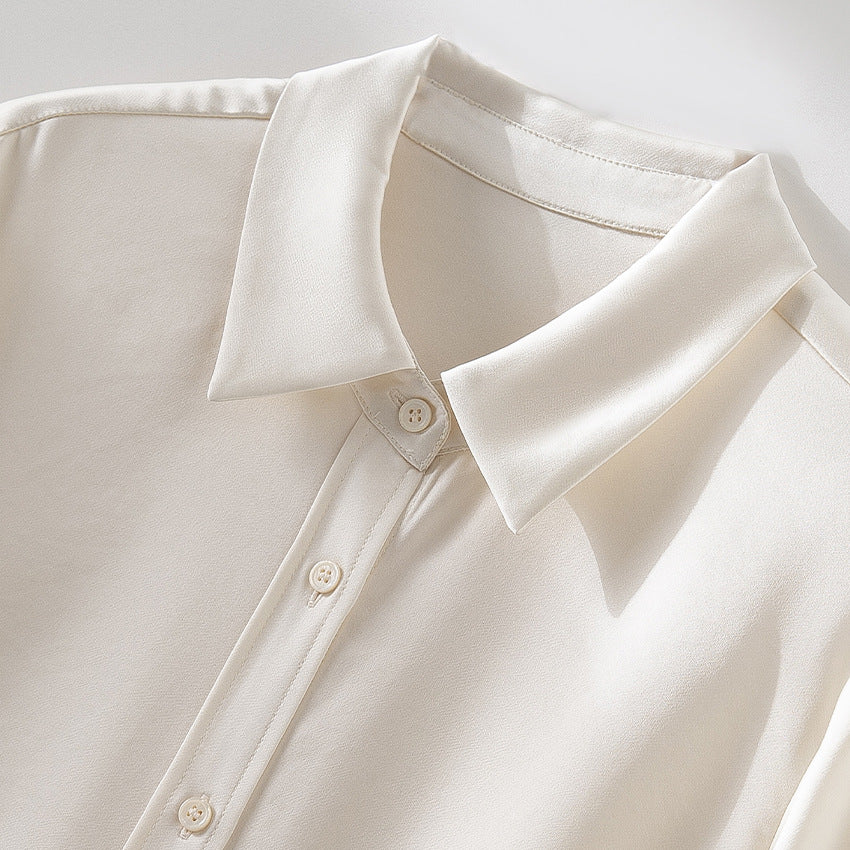 Damen Seidenähnliche Bluse mit klassischem Hemdkragen, durchgehender Knopfleiste und verlängerten Manschetten Nord Taschen