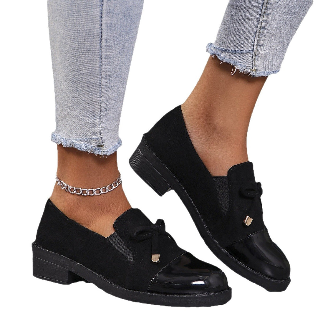 Damen Slip-On Loafer aus Veloursimitat mit Lackkappe, elastischem Einsatz und Zierschleife Nord Taschen