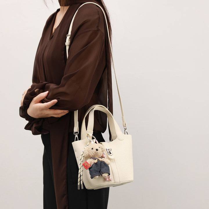 Damen Handtasche mit abnehmbarem Kuscheltier-Anhänger und elegantem Design Nord Taschen