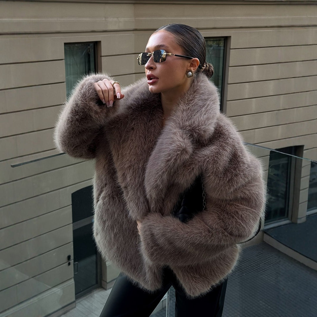 Damen Luxuriöse kurze Kunstpelzjacke mit breitem Schalkragen Nord Taschen