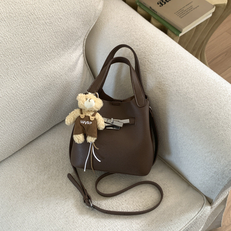 Damen elegante Handtasche mit abnehmbarem Plüschanhänger Nord Taschen