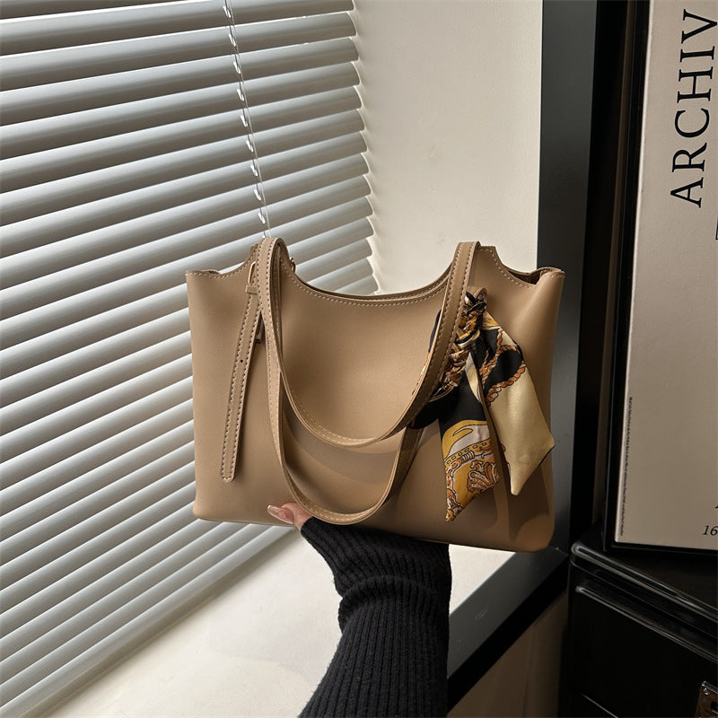 Damen elegante Tote-Bag mit feinem Tragegurt und modischen Accessoires Nord Taschen