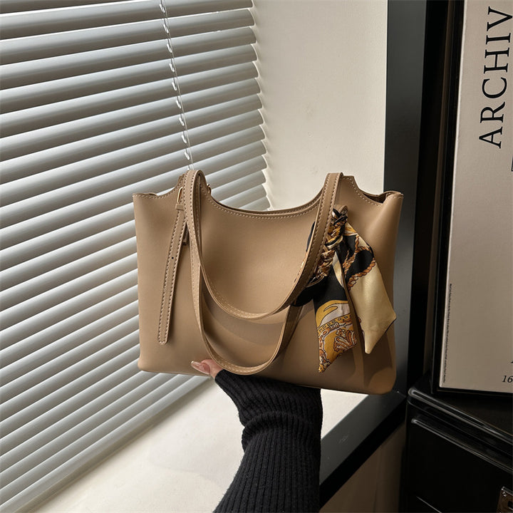 Damen elegante Tote-Bag mit feinem Tragegurt und modischen Accessoires Nord Taschen