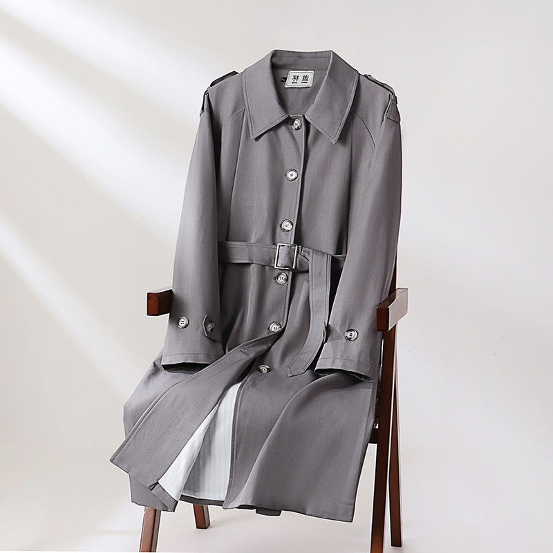Herren Lang geschnittener Trenchcoat mit taillierendem Gürtel und dekorativen Schulterriegeln Nord Taschen