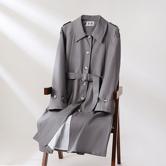 Herren Lang geschnittener Trenchcoat mit taillierendem Gürtel und dekorativen Schulterriegeln Nord Taschen