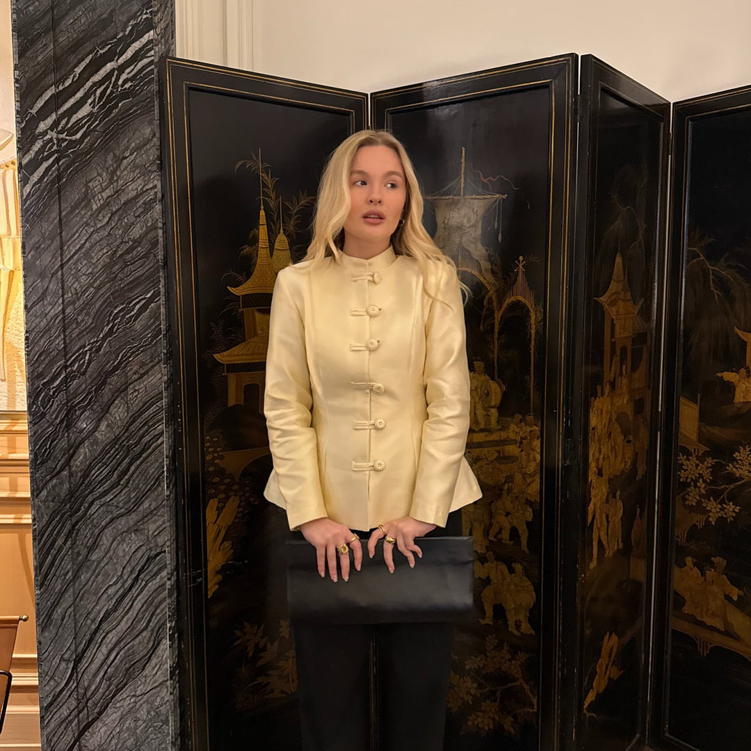 Damen Taillierter Satinblazer mit Stehkragen, Zierkordel‑Knöpfen und Schößchen Nord Taschen