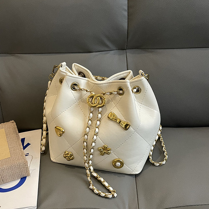 Damen stylische Beuteltasche mit dekorativen Anhängern Nord Taschen