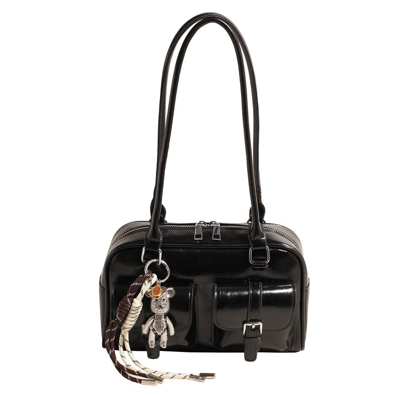 Damen Handtasche im modernen Taschenformat mit charmanten Anhängern | Nord Taschen