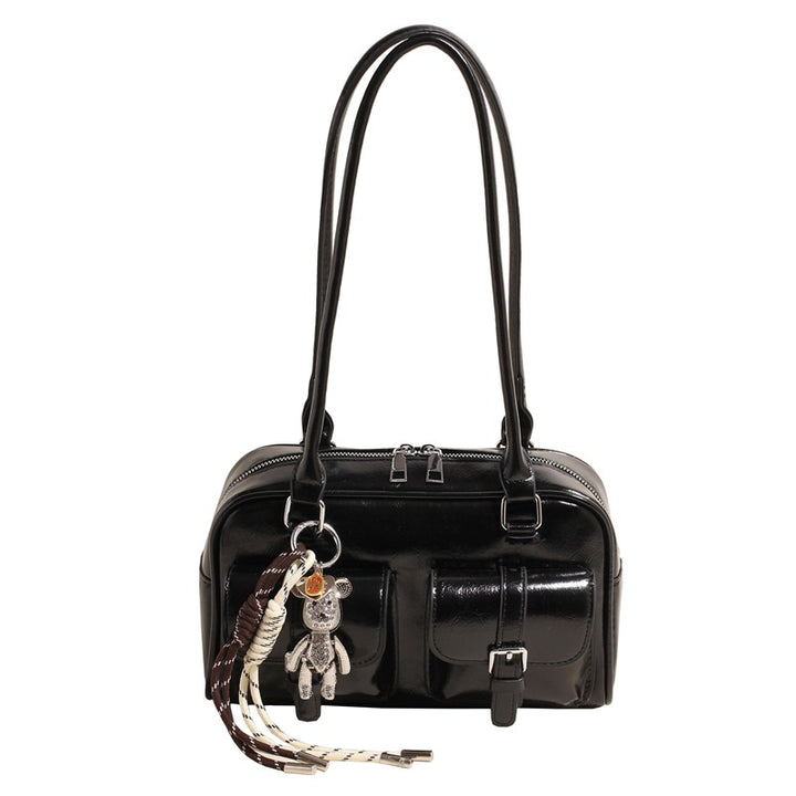Damen Handtasche im modernen Taschenformat mit charmanten Anhängern | Nord Taschen