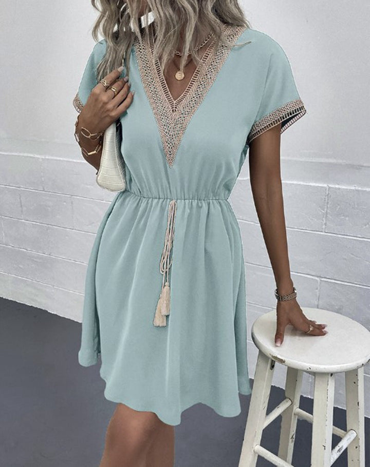Kleid mit V-Ausschnitt aus Spitze