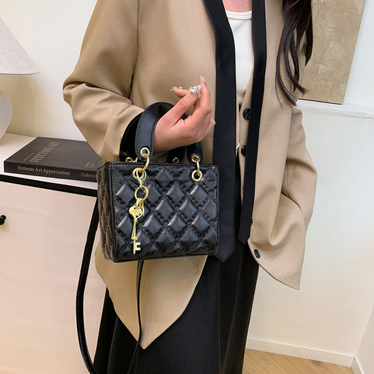 Damen elegante Mini-Henkeltasche mit gestepptem Design Nord Taschen