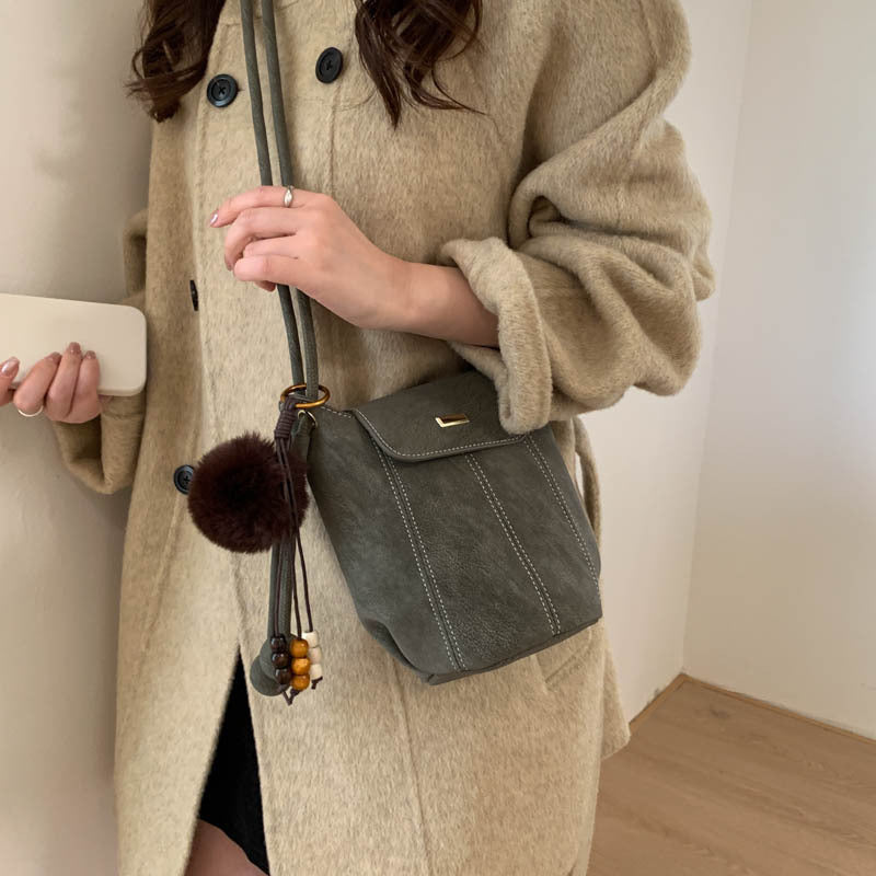Damen modische Crossbody-Tasche mit flauschigem Anhänger Nord Taschen