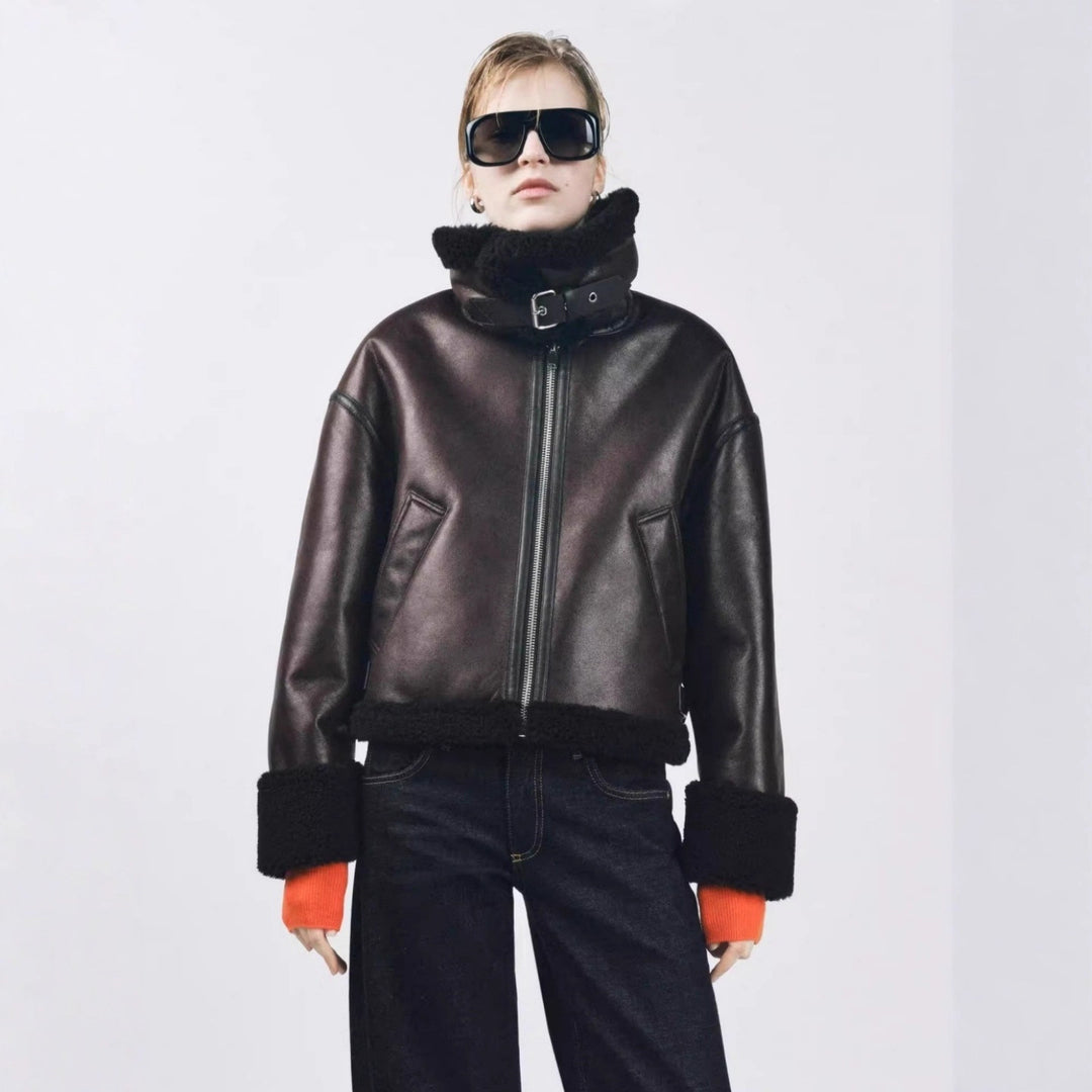 Damen Kurz geschnittene Aviator‑Jacke aus Lammfellimitat mit großem Teddykragen Nord Taschen