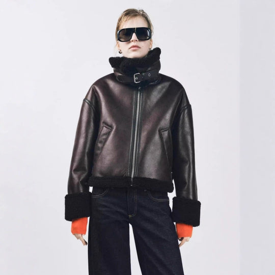 Damen Kurz geschnittene Aviator‑Jacke aus Lammfellimitat mit großem Teddykragen Nord Taschen